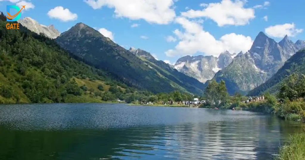 ما أفضل الأماكن السياحية في قراتشاي شركيسيا؟